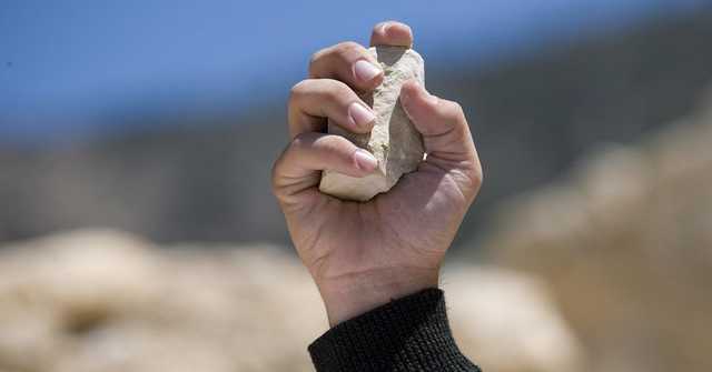Скончался в больнице: пьяные парни били одессита по голове тротуарной плиткой