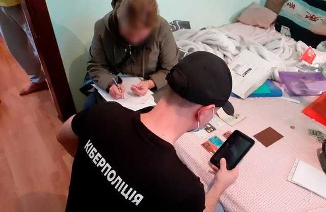 На Буковині співробітниця ломбарду привласнила гроші та ювелірні вироби