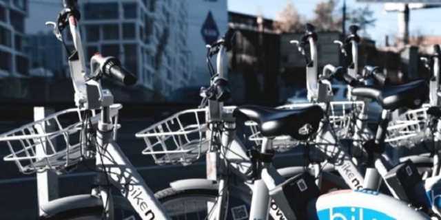 У Києві підліток втопив у фонтані відразу кілька прокатних велосипедів