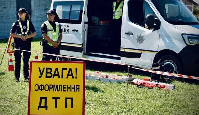 Под Киевом из-за массового ДТП затруднено движение, столкнулись фура и два микроавтобуса