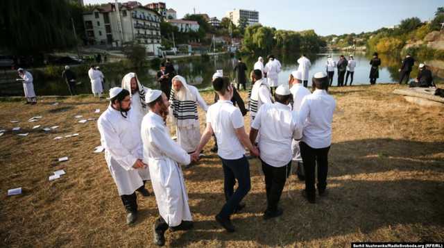 Молитвы на улице под контролем полиции: как хасиды в Умани празднуют Рош ха-Шана