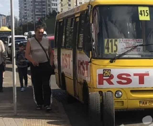 В Киеве у маршрутки на ходу отвалилось колесо и влетело в ларек