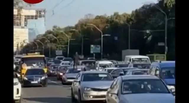 В Киеве поймали парня, который бегал по крышам автомобилей на проспекте Победы