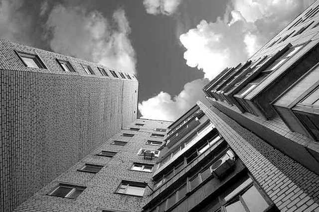 В Киеве мужчина разбился насмерть, выпав с балкона многоэтажки