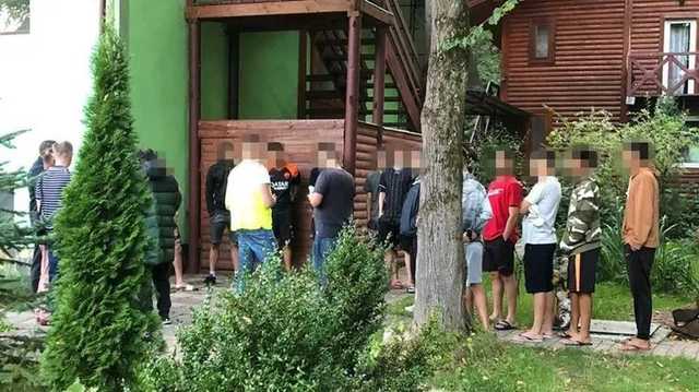 Под Львовом экс-сотрудник МВД замаскировал 24 нелегалов под футбольных болельщиков из Бразилии