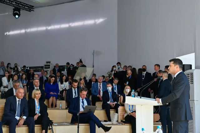 Зеленский ждет на госслужбу людей, готовых работать за 30 тысяч