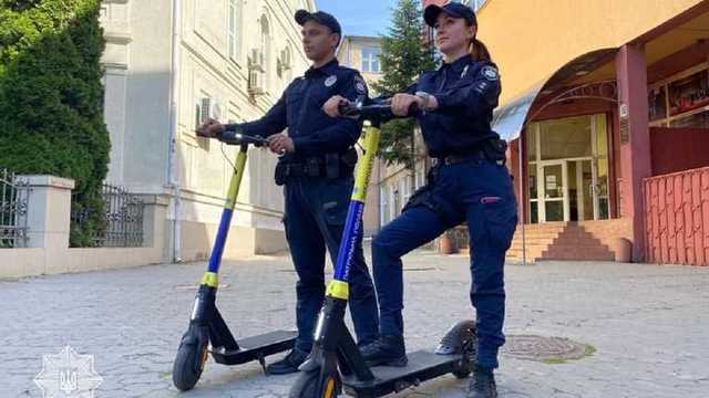 Впервые в Украине: на Закарпатье появились полицейские на электросамокатах
