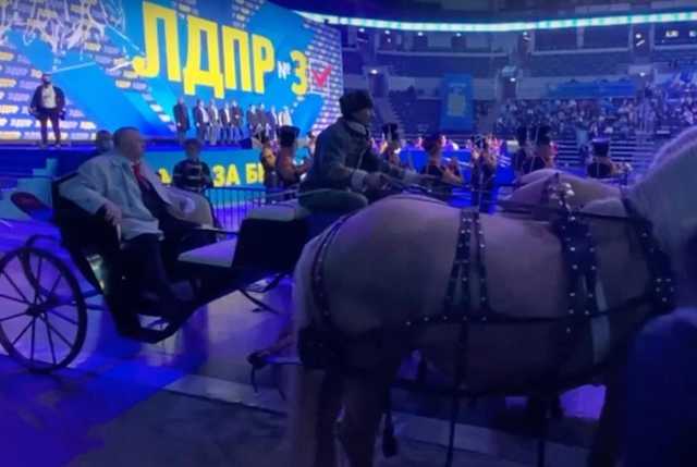 В России Жириновский прибыл на митинг на тройке лошадей