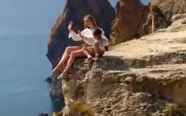 Звісивши ніжки над урвищем: горе-мати влаштувала фотосесію з дитиною на скелі