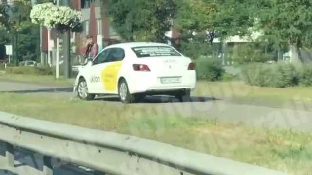 В Киеве на Позняках мужчина с прокатным велосипедом заблокировал наглого таксиста