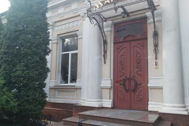 В Николаеве бросили «коктейли Молотова» в офис юрфирмы