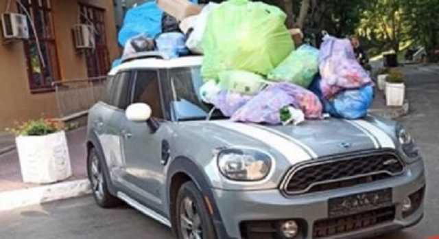 В Киеве авто нарушителя парковки "похоронили" под горой мусора
