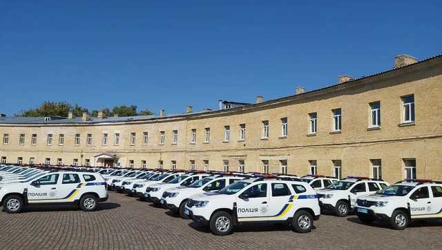 Украинским полицейским передали десятки новых авто
