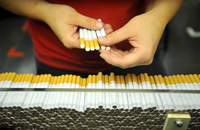 Крупнейшая сигаретная компания Британии прекратила работать с белорусской фабрикой