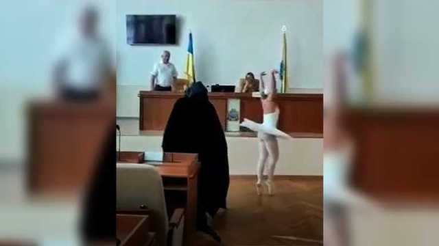 Чиновница надела пуанты: мэра Черноморска поздравляли "Лебединым озером" – курьезное видео