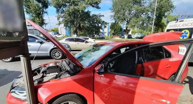 В Киеве патрульные спасли жизнь женщине, которая потеряла сознание за рулем