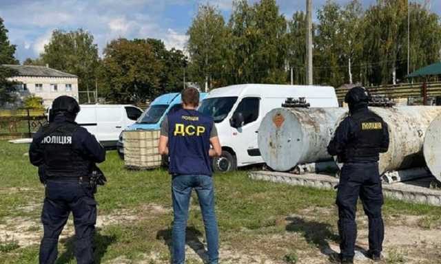 Виготовляли та збували неякісне пальне. На Житомирщині викрито злочинне угруповання