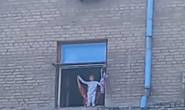 В Запоріжжі мати ледве не викинула з вікна дитину