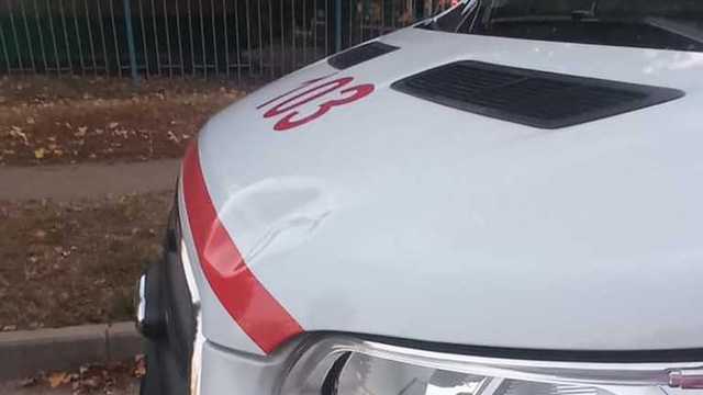 Били ногами и палками: напали на авто харьковской скорой