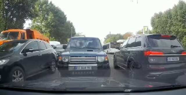 У Тернополі водії заблокували нахабного кермувальника джипа, який хотів об’їхати затор