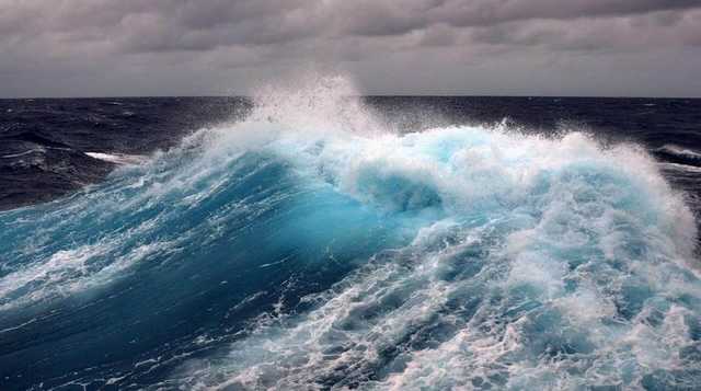 Во Франции девять человек затянуло штормовое море