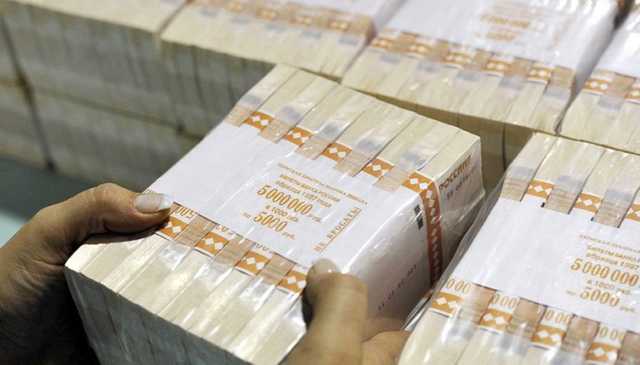Россияне вынесли из банков 300 миллиардов наличными за две недели