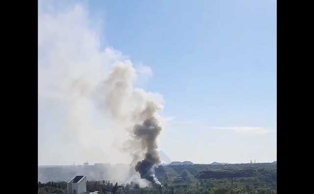 В Донецке на предприятии вспыхнул мощный пожар, были слышны взрывы