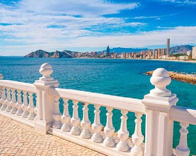 Хотела сделать эффектное селфи: в Испании туристка из Украины сорвалась со скалы