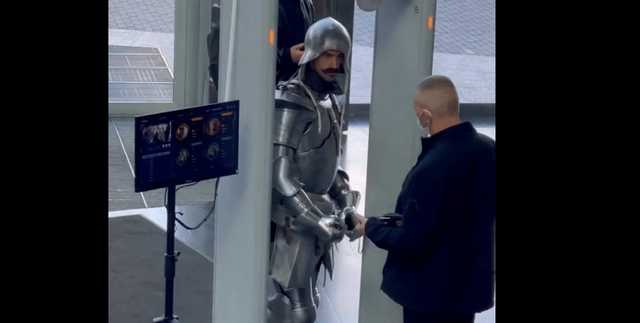 Київського блогера не пустили в ТРЦ у лицарських обладунках