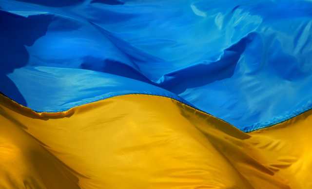 Чиновники Николаевской РГА замаскировали дыру в потолке одного из кабинетов огромным флагом Украины