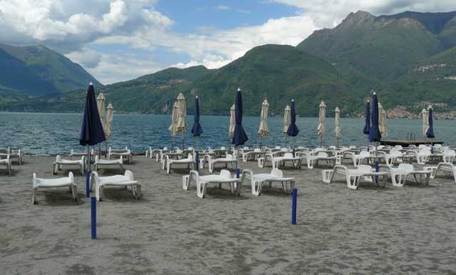 Женщина рассмешила пользователей сети неудачным кадром на пляже