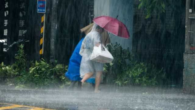 Отменили сотни рейсов, эвакуировали тысячи людей: в Японии свирепствует тайфун