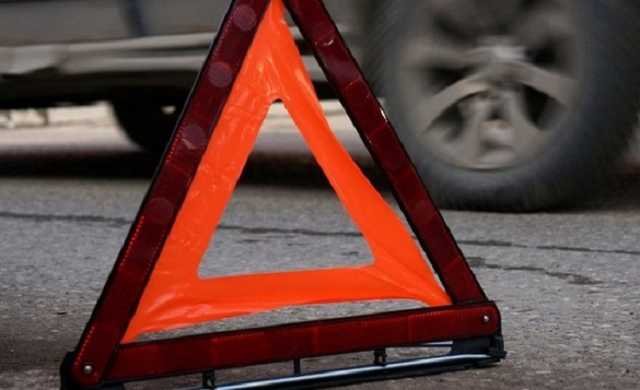 В Кривом Роге авто влетело в остановку: на свидетелей ДТП напали неизвестные