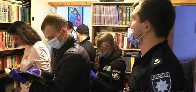 Пробил голову гантелей: в Киеве мужчину подозревают в убийстве своей матери