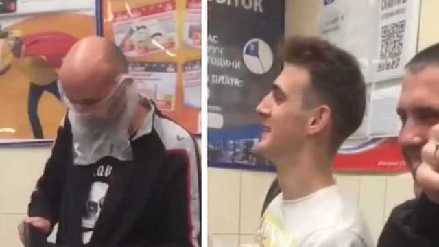 Новый тренд: в Херсоне мужчина вместо маски надел пакет