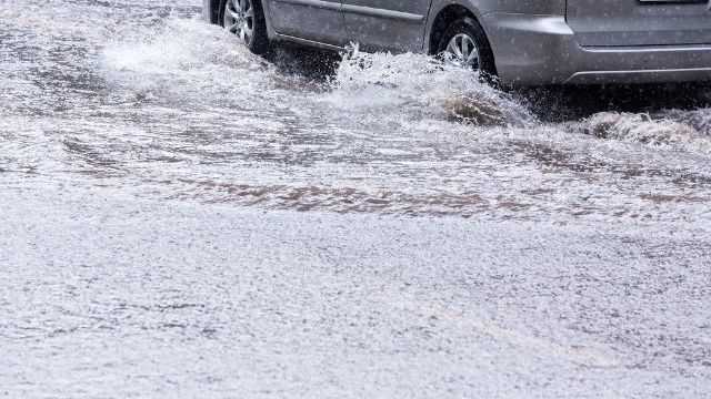 Потужний дощ в Одесі затопив вулиці