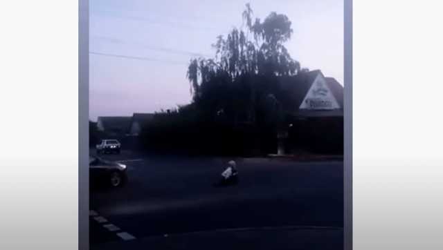 В Мелитополе женщина регулярно поздними вечерами бросается под автомобили