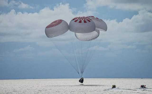 Crew Dragon с гражданским экипажем приводнился в Атлантическом океане