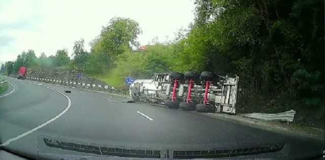 В Румынии на трассе перевернулась цистерна с вином