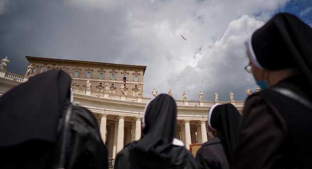 Ватикан ограничил вход для посетителей: кого будут пускать