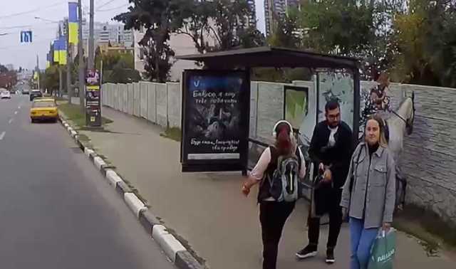В Харькове лошадь разнесла остановку