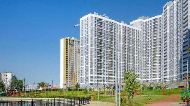 В новом ЖК Киева девушка трижды собиралась прыгать с высоты: жуткое видео