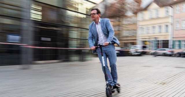 В Киеве мужчина ездил на самокате со скоростью около 80 км/ч