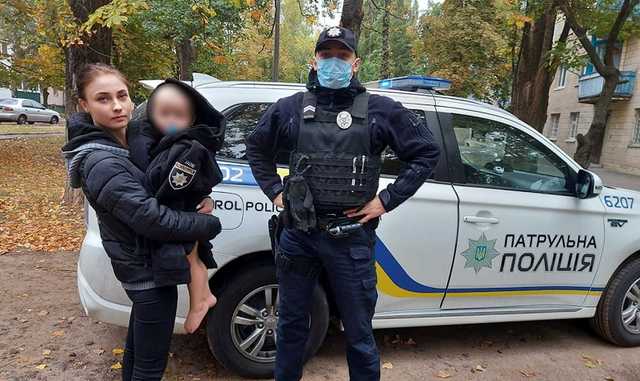 На Київщині 2-річна дитина без одягу бродила вулицями міста