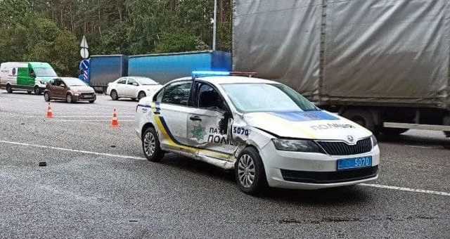 В Киеве BMW протаранил машину полиции: есть пострадавшие