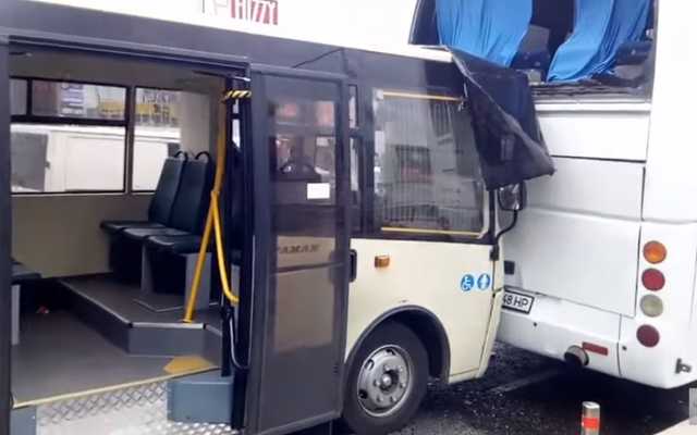 Замість гальм натиснув на газ: в Києві маршрутка врізалась в автобус