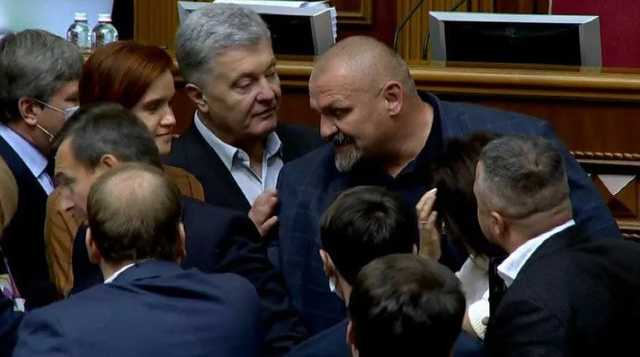 В Раде блокировали трибуну перед голосованием по закону об олигархах, произошла перепалка