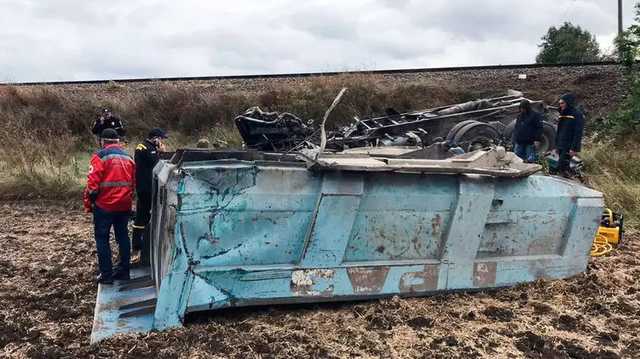 Под Николаевом КрАЗ пытался проскочить перед локомотивом и не успел