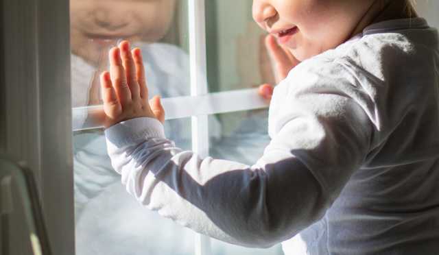 На Полтавщине врачам удалось спасти годовалую девочку, которая выпала с 6-го этажа