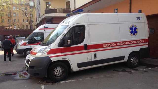 Напали на харьковскую скорую помощь: мужчина бил водителя и его авто